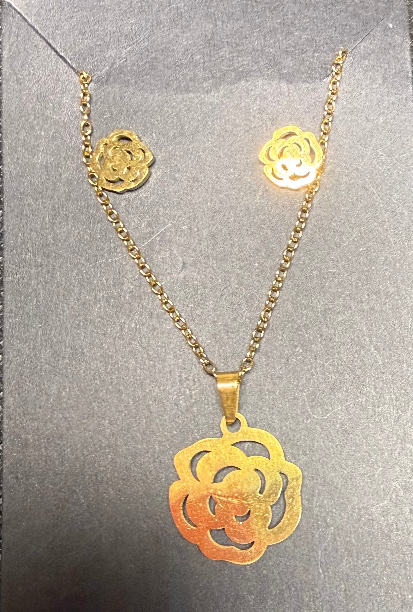 Flower necklace and earrings set