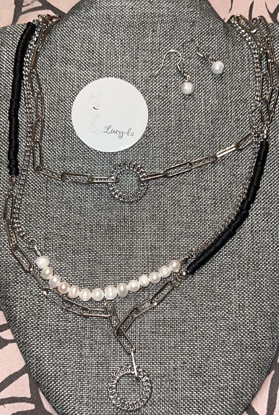 Trío necklace and earrings