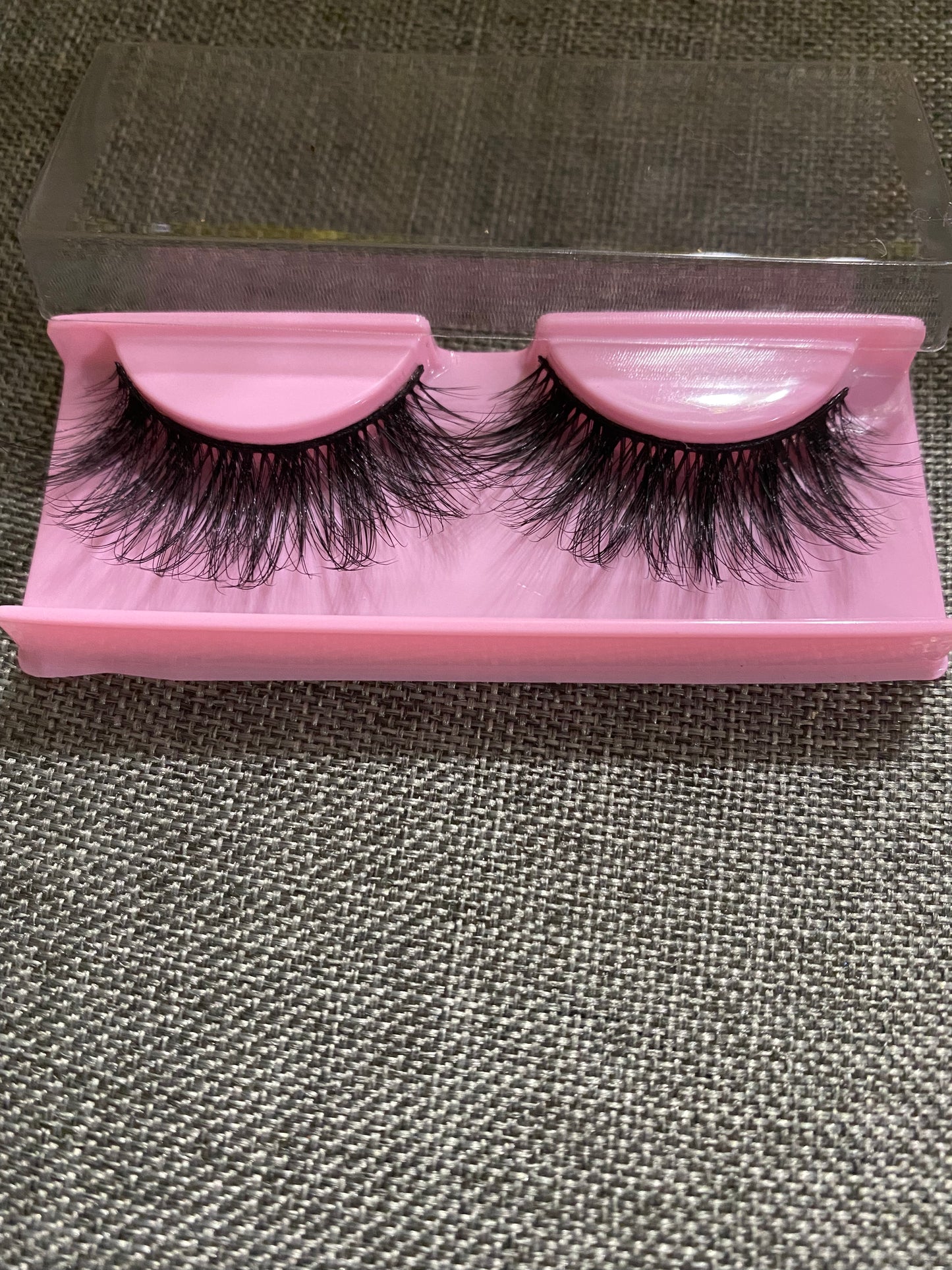 Medium volume eyelashes